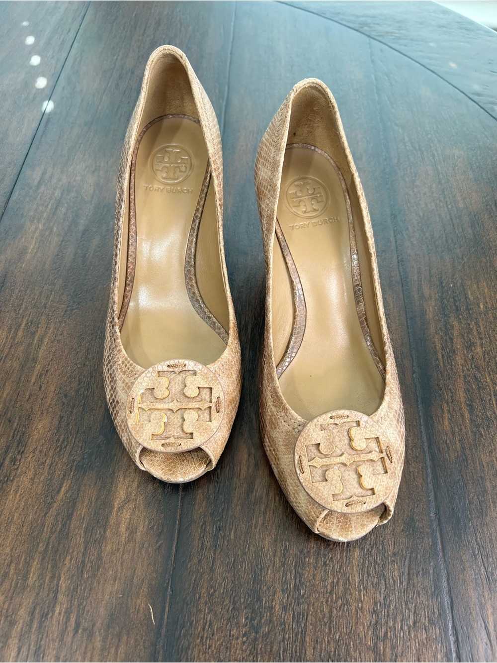 Tory Burch Julianne Peep Toe Wedges Neutral Tan Snakeskin Leather Logo Size 9.5